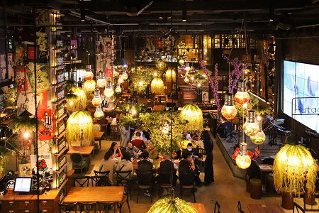 虽有人数限制,但跟胡桃里一样恢复营业的酒吧正越来越多,让大家的空闲