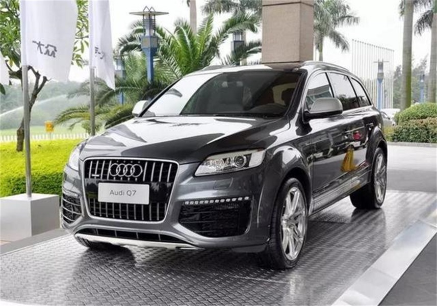 到店实拍奥迪Q7 V12柴油版，257万高等价位，扬言能拖动一架飞机