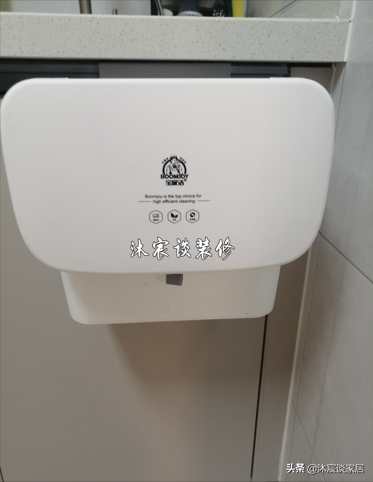 改变墨守成规的布置，她坚持把沙发背景改成矮墙，真是通透又美观