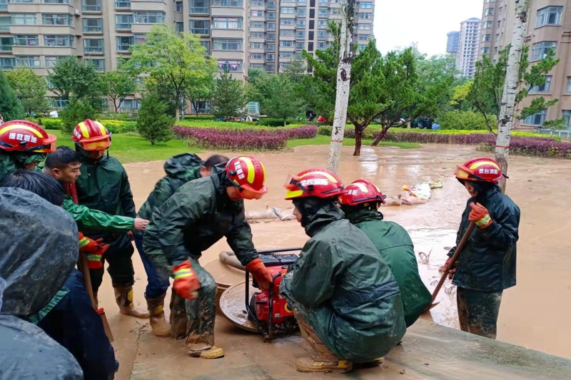 灵台消防救援大队众志成城救援灾区 拯救美好家园