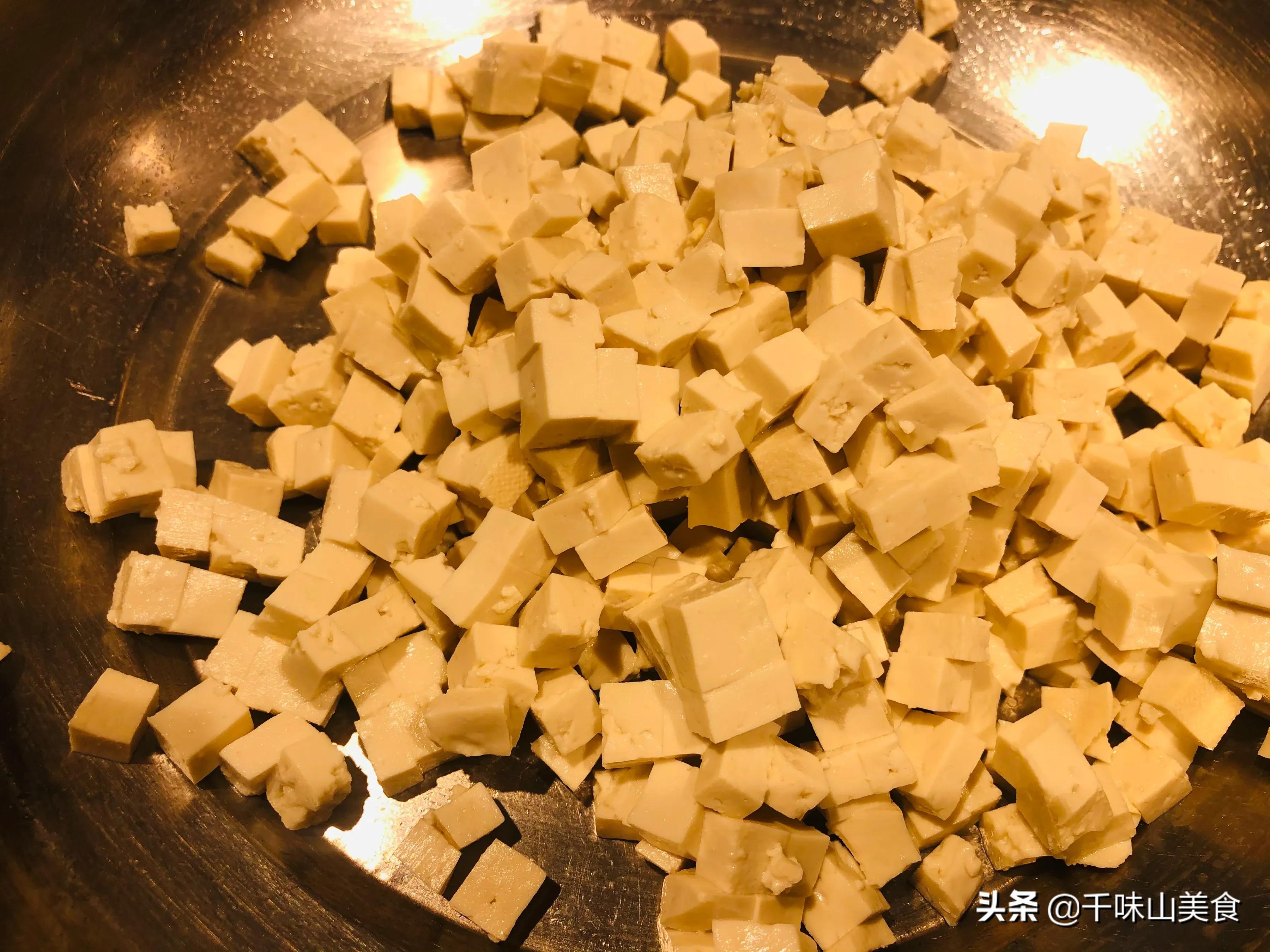 香椿芽豆腐的做法凉拌（不用焯水窍门大厨干货分享好方法）