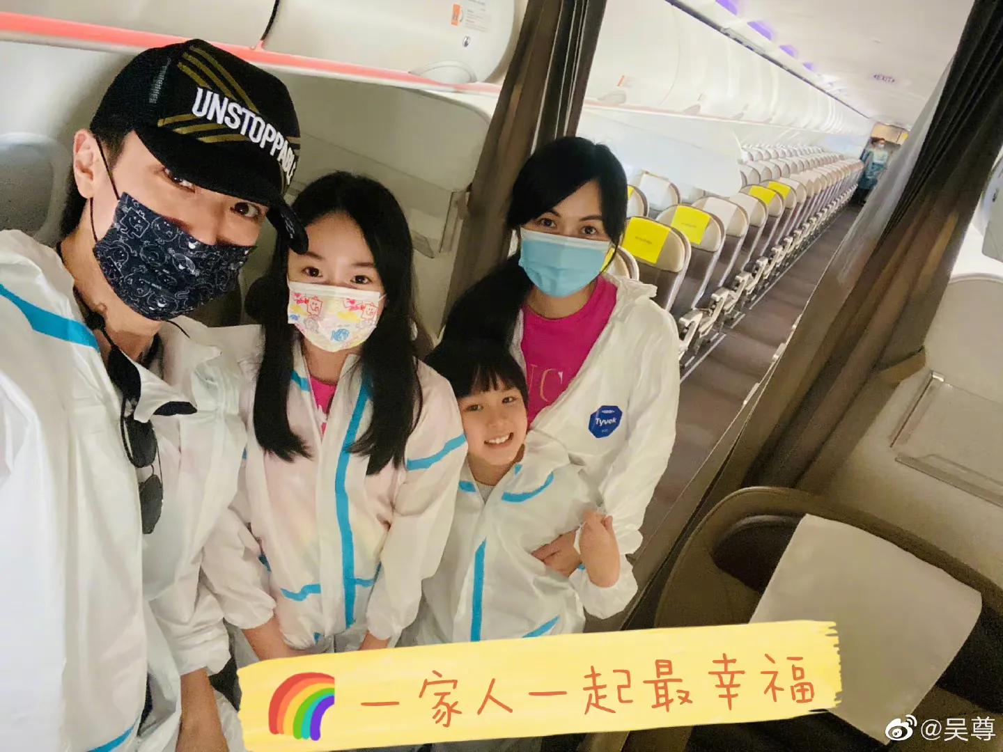 吴尊和儿女戴黑框眼镜拍大片，8岁max变圆润，五官和爸爸一模一样