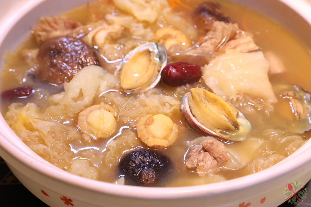 汇集12种食材的佛跳墙，鲍参翅肚样样都有