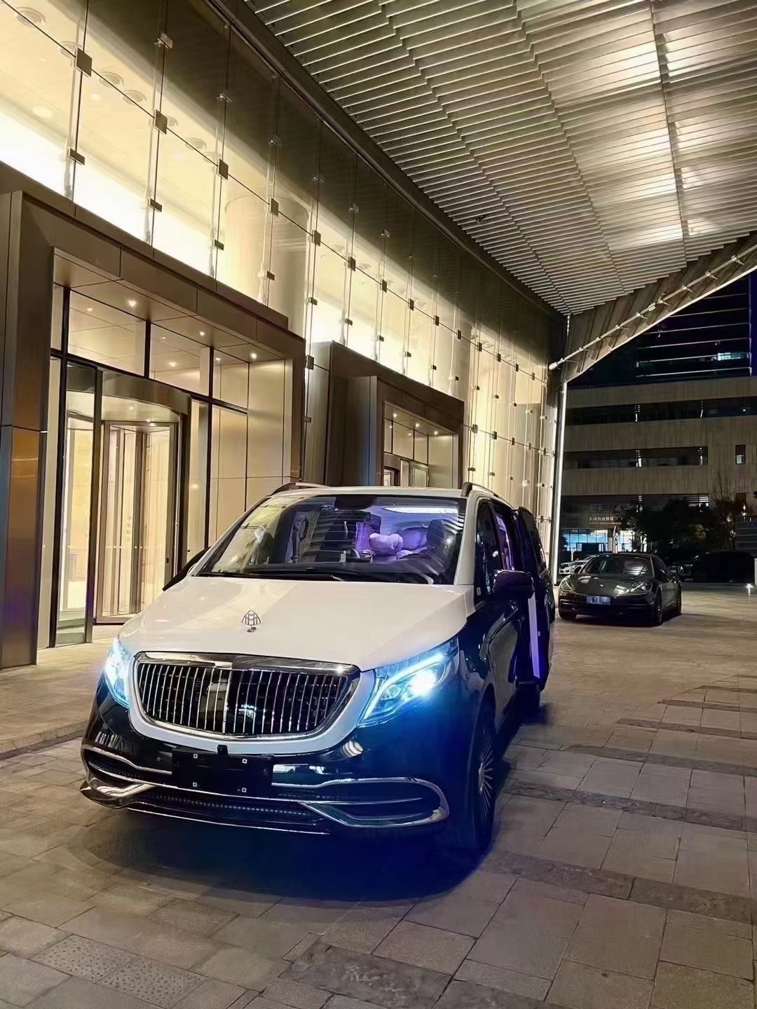 “撩妹神车”诞生，双拼色的迈巴赫威霆，你喜欢吗？