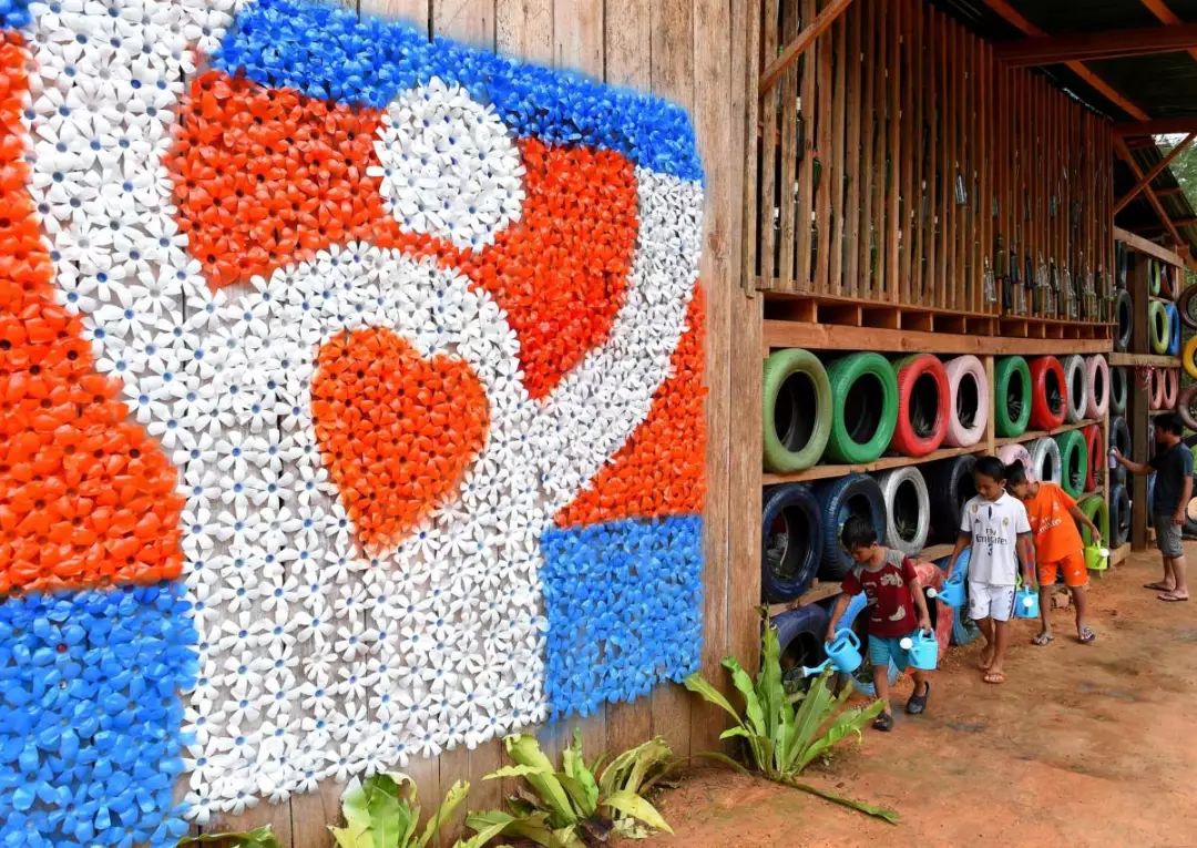 捡破烂交学费，用废品造学校？他建了一所垃圾学校，拯救无数孩子