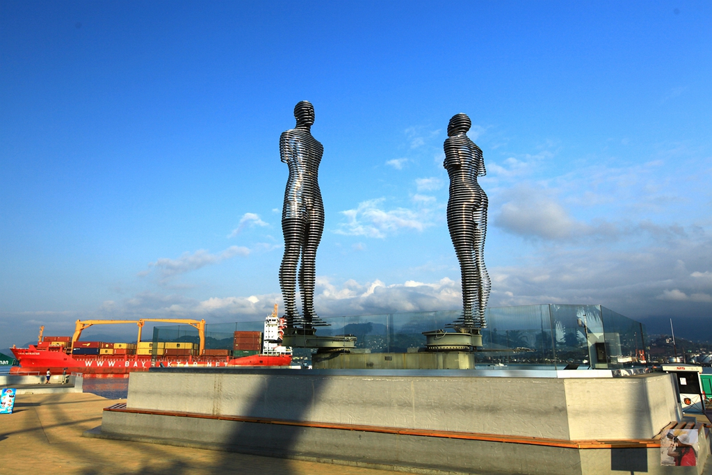 黑海之滨巴统,浪漫的城市与忧伤的爱情故事