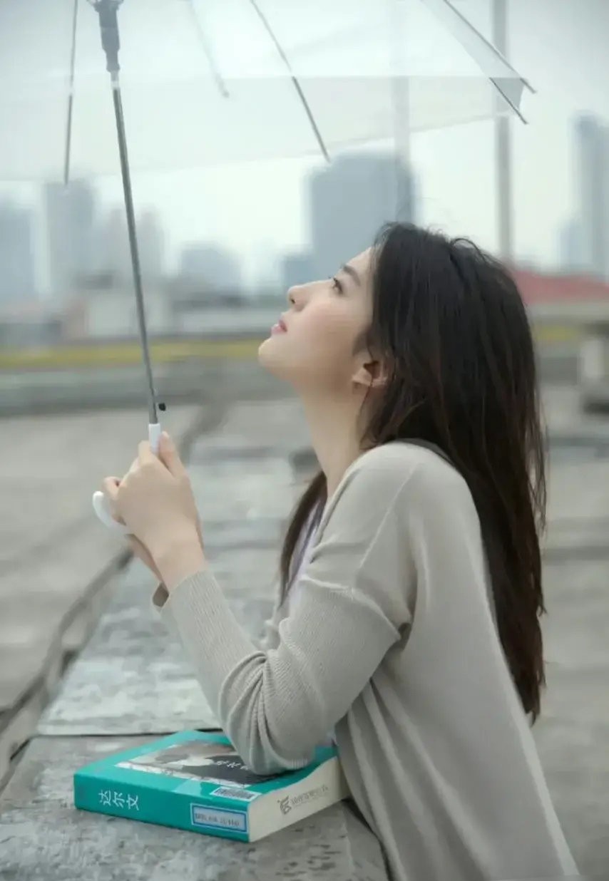 说起神仙姐姐刘亦菲,相信小伙伴们一定都是非常的熟悉,刘亦菲天生一张