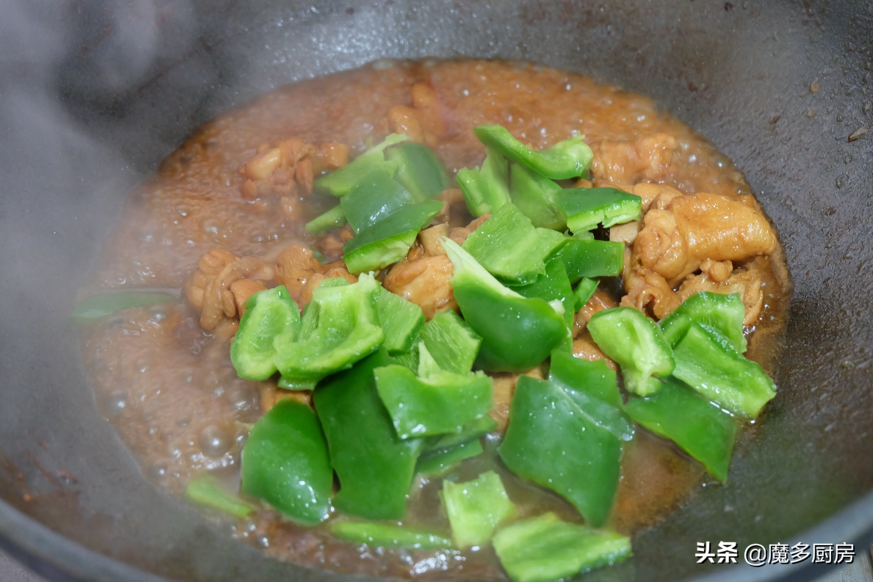 老家村里人都爱吃鸡肉，这做法简单可口又下饭，鲜嫩入味太好吃了