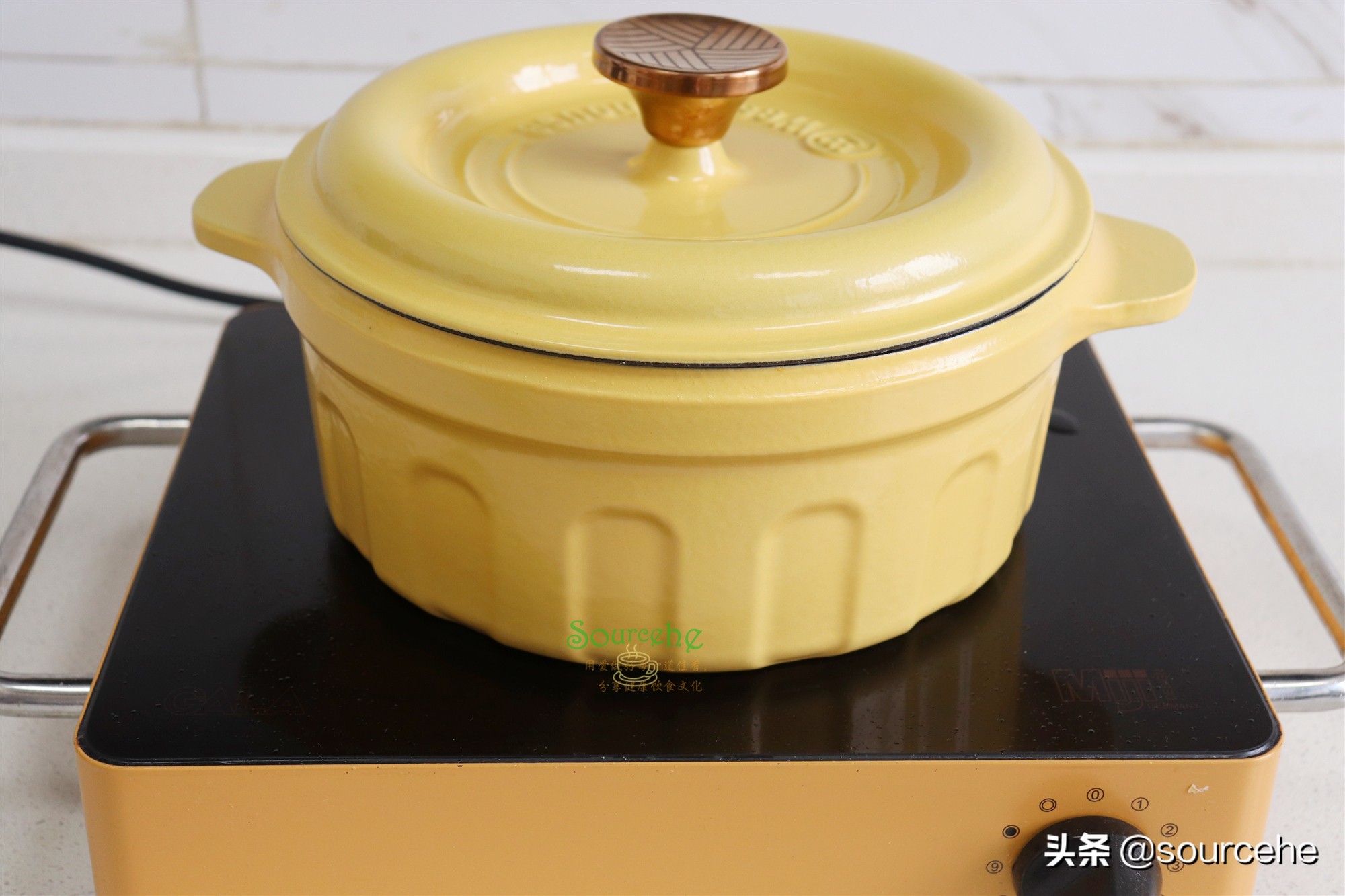 五花肉和土豆是天生一对，简单炖一炖，香飘四溢，入口即化