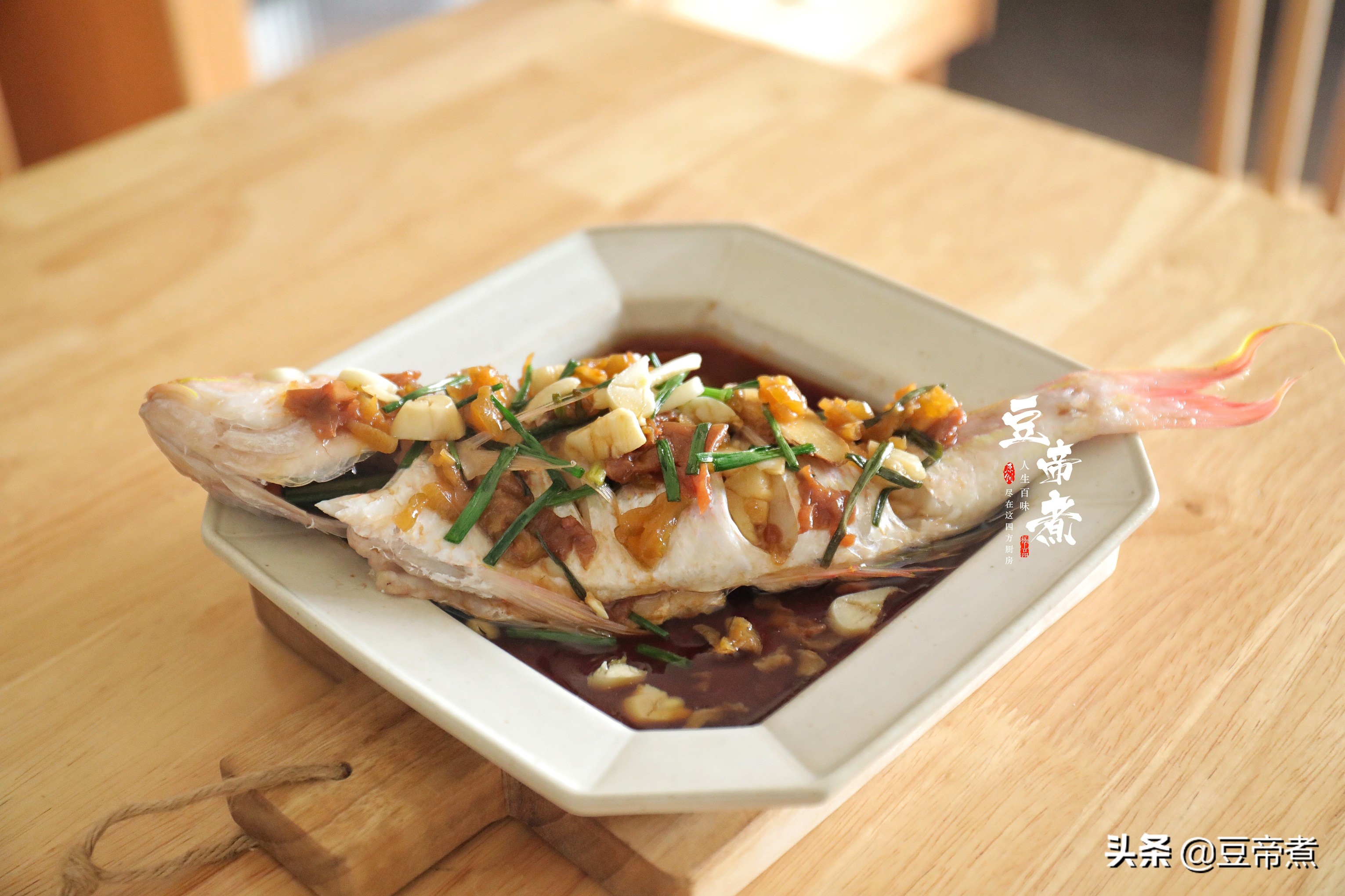 家婆蒸鱼有诀窍，加入了两种农家咸菜，不仅鱼不腥还特别开胃好吃