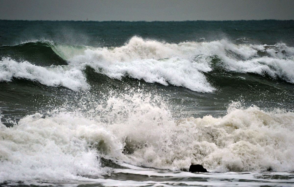在海洋上,西风带里形成了强劲的西风漂流,同时这个地带因为常年刮西风