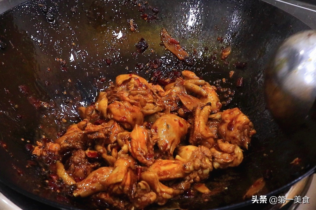 大盘鸡制作方法和配料（大厨教你新疆大盘鸡正宗做法）