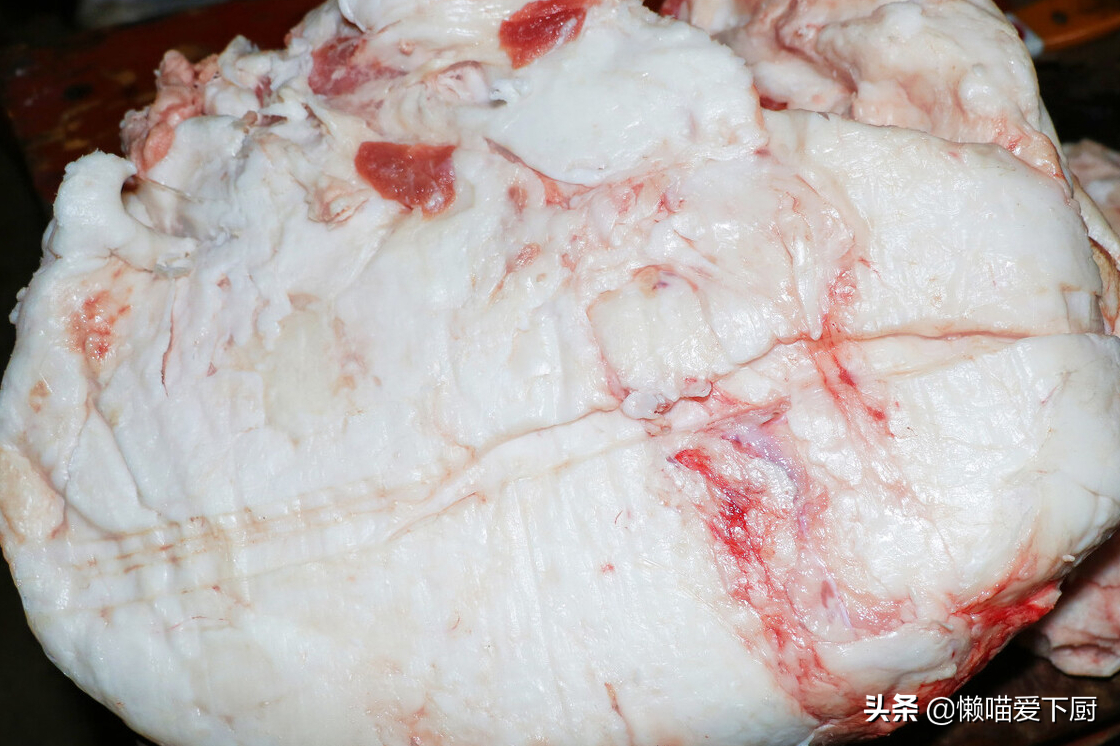 都能炼出猪油,但如果想出油率更高,选择的脂肪部位也是有讲究的
