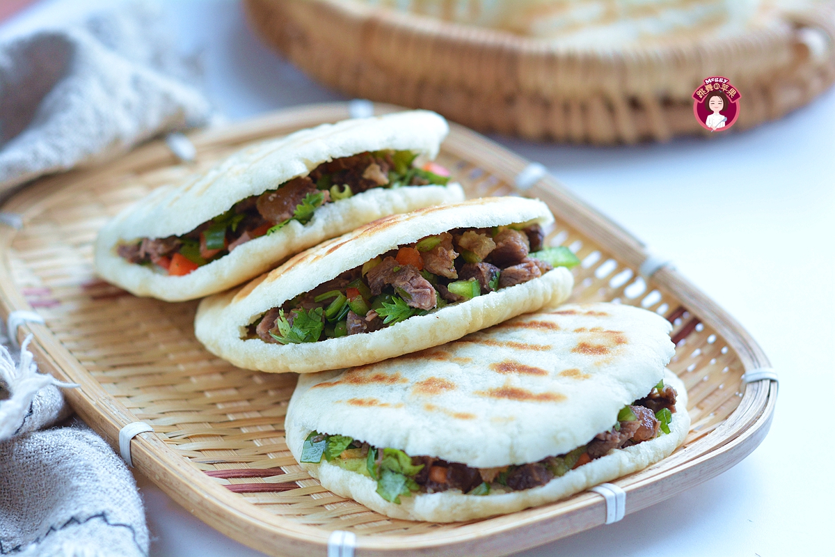 半发面的肉夹馍真解馋,饼皮暄软不费事,满口都是肉真带劲