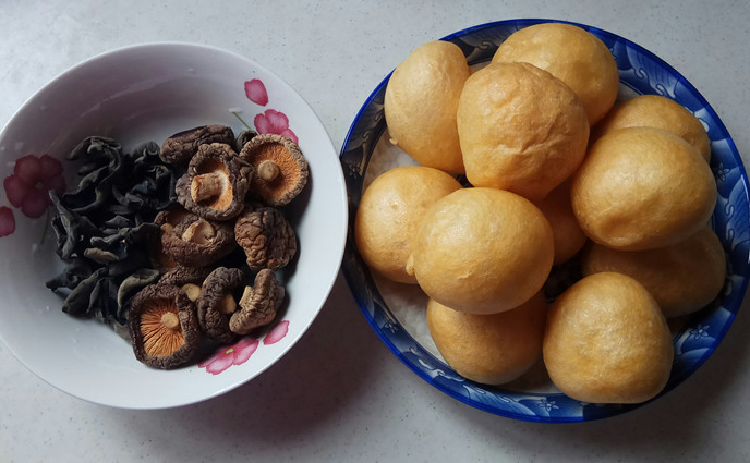 油面筋怎么做好吃家常菜（三分钟教你做好吃的素烧油面筋）