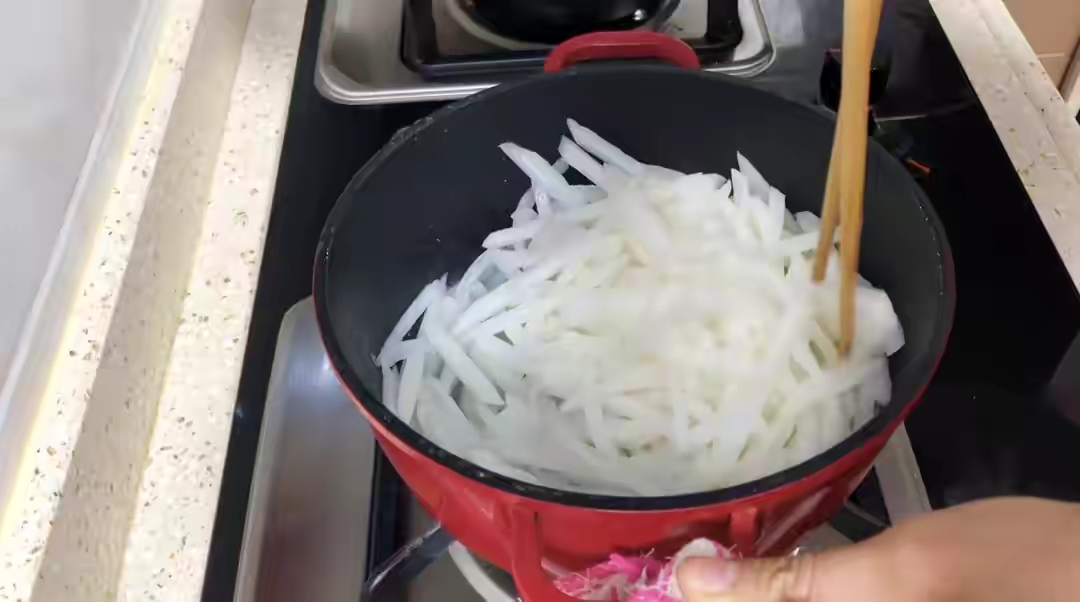 降温又下雨，用鸡蛋和萝卜给家人做一道菜，吃完热乎乎的，真舒服