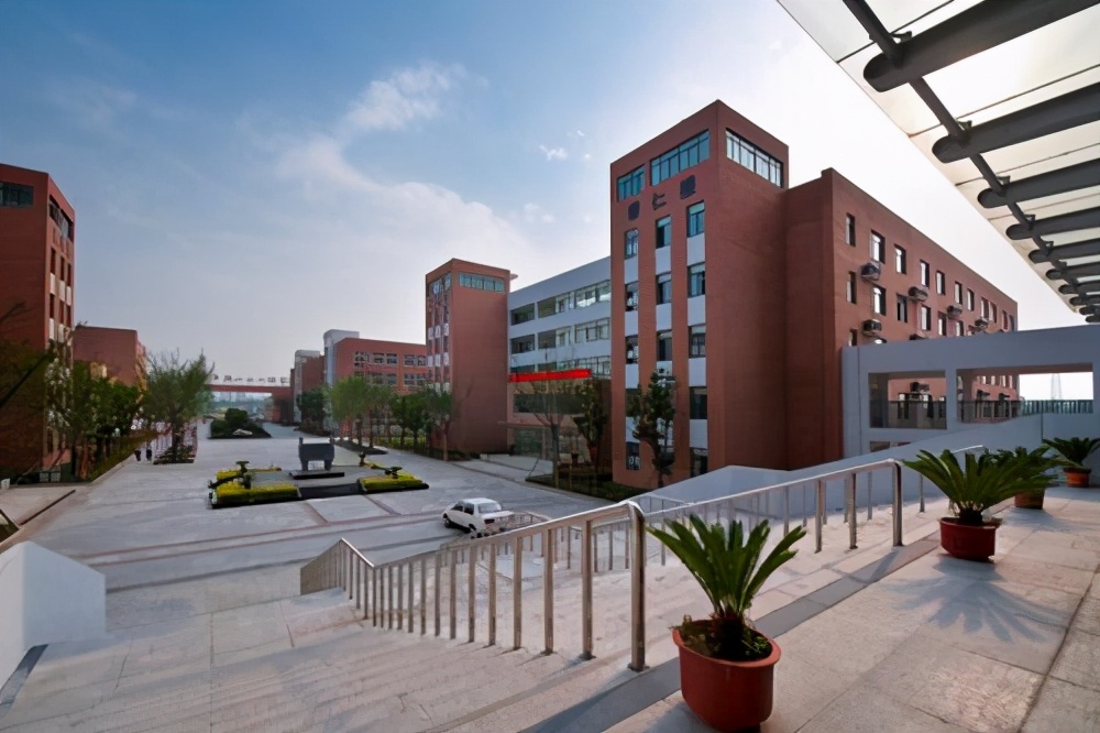 安徽省排名前五的高中，一本升学率都超80%，有2所在合肥