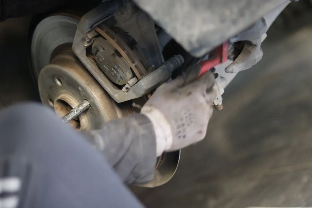 怪兽修车：翻新一辆13年的二手宝马5系，耗时25天完美复活它