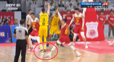 垫脚为什么被nba(破案了！前湖人球员为何背后推翻郭艾伦，原来他真被“垫脚”了)