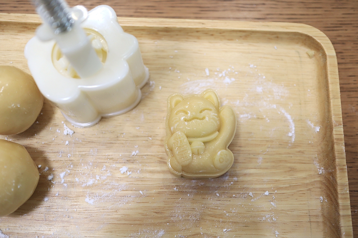 黑芝麻酱绿豆沙月饼还真好吃，说啥也得试一试，歪打正着的美味