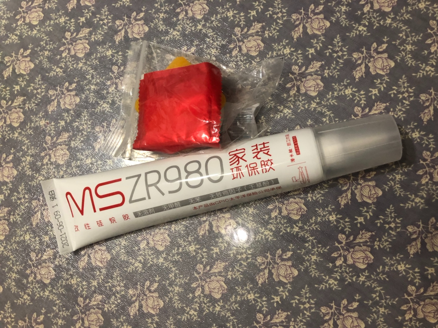 同样是小卫生间，看看人家的马桶边布置，干净利落、清清爽爽