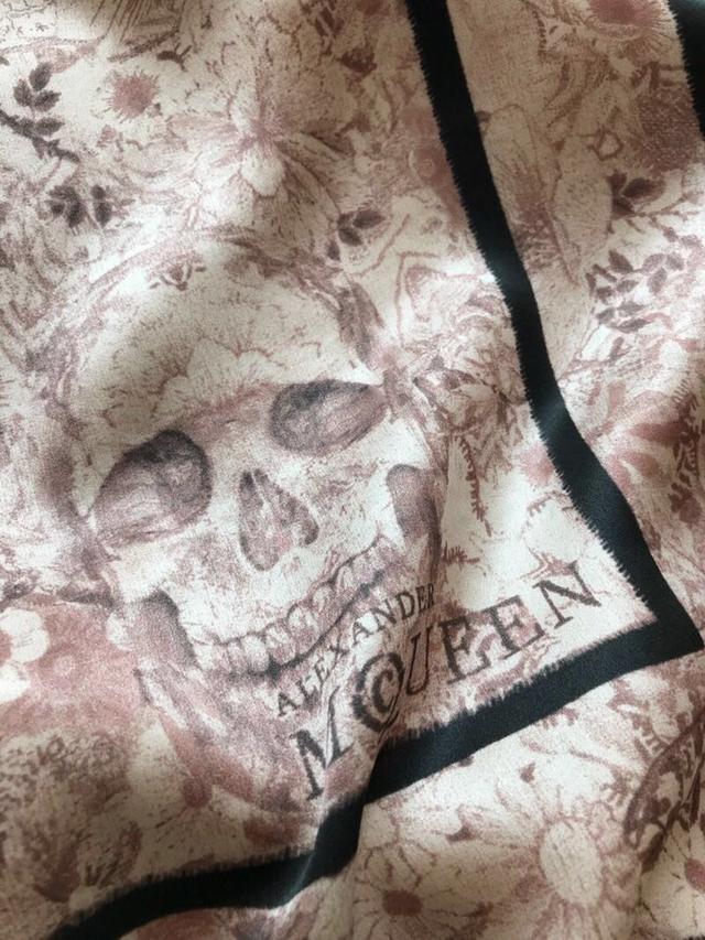 2019年秋冬流行十大围巾奢侈品牌和佩戴方法