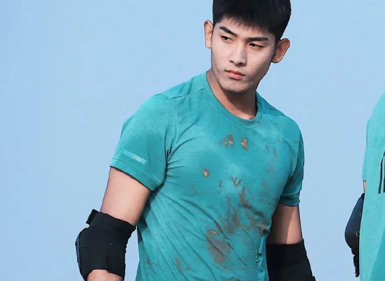 体育大学校草被草（西安体院帅气校草走红）