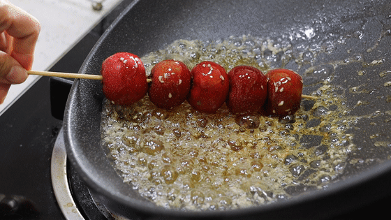 做糖葫芦，掌握“熬糖3步曲”，糖衣酥脆透亮，不沾牙，能出摊了