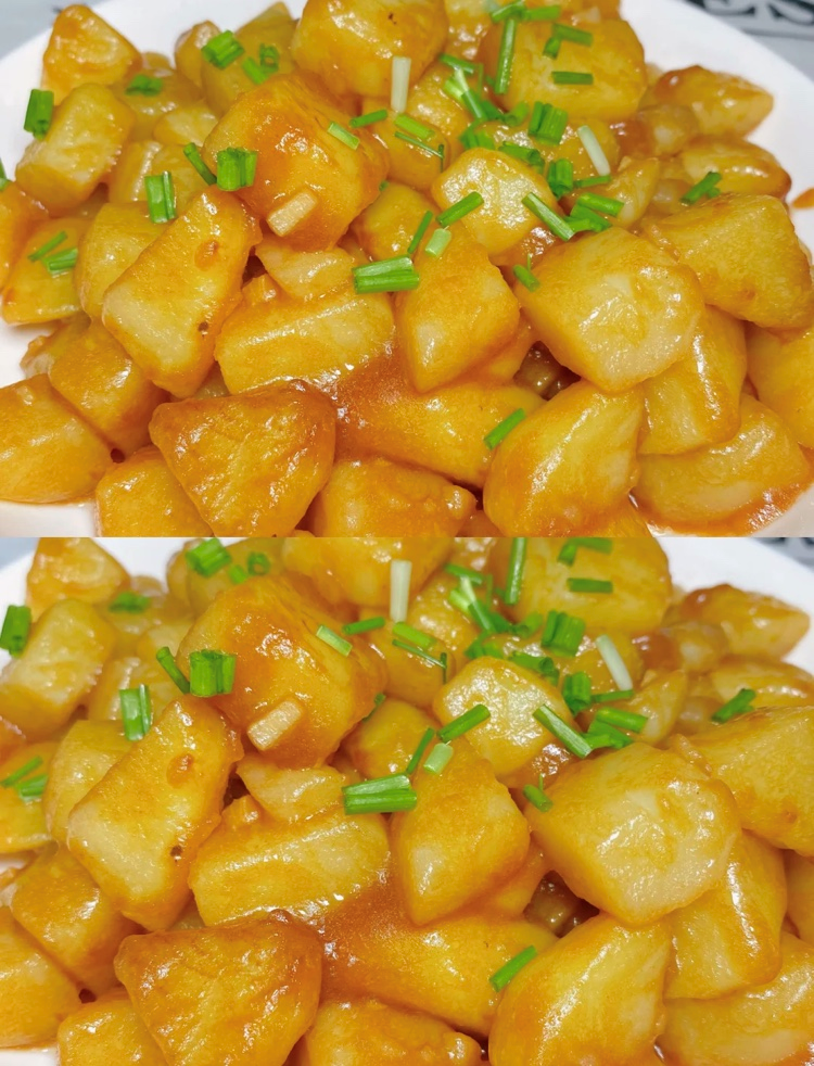 食材:土豆,葱姜蒜1,土豆去皮切块用水浸泡一会2,水开下土豆块煮3分钟3