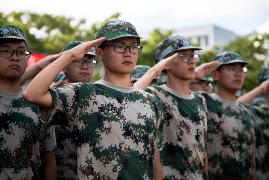大一新生军训别“耍滑头”，不要聪明反被聪明误，影响毕业就晚了