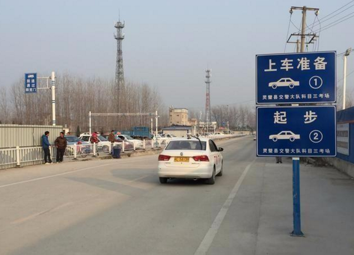 科目三直线行驶还跑偏？做好这3点，学会微调整技巧，真简单