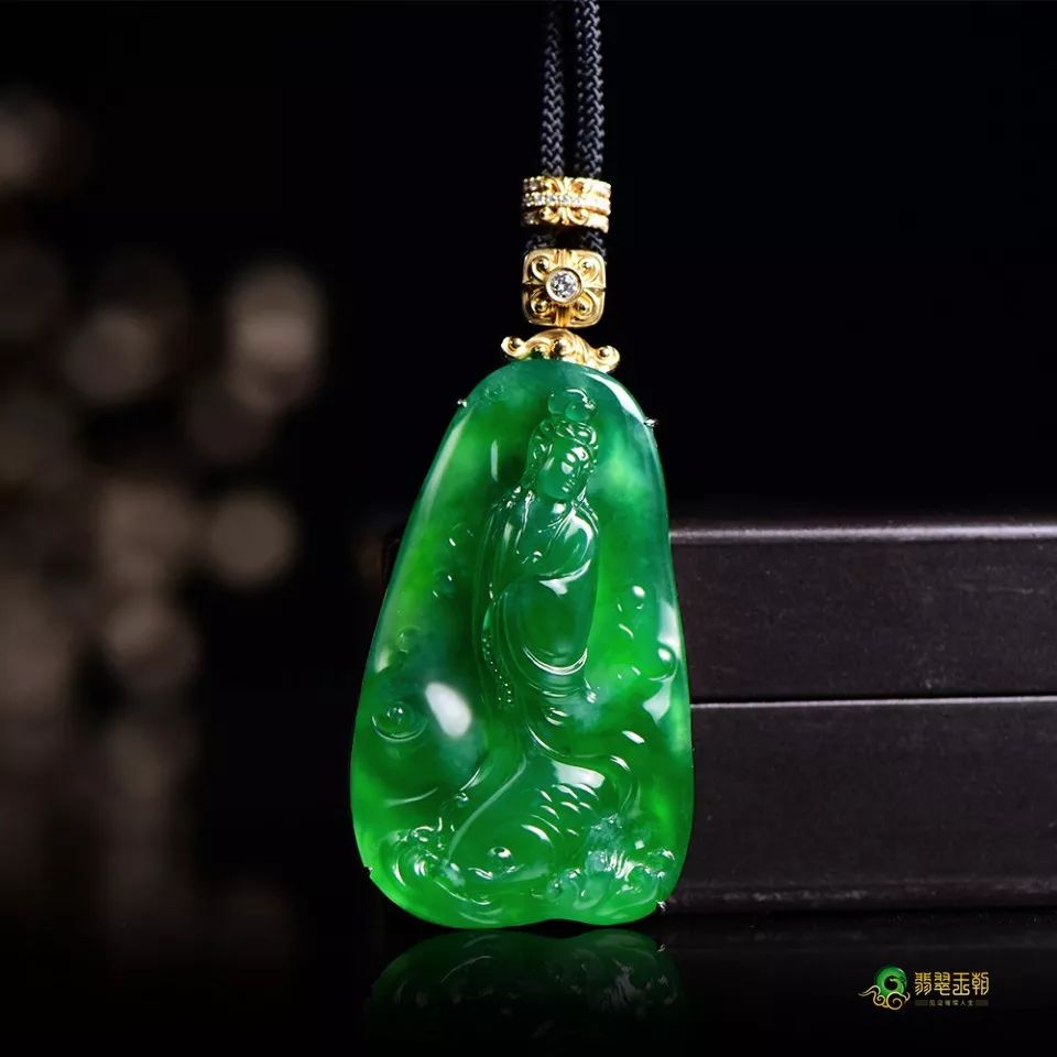 翡翠保养秘诀：正确佩戴和护理让翡翠越戴越透亮