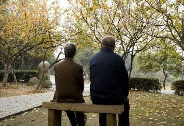 “孩子出息了留不住”，老人的无奈与不舍，是多少父母的现状？