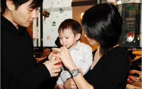 袁咏仪儿子正脸罕见曝光！长相帅气不输男团偶像，与张智霖很神似