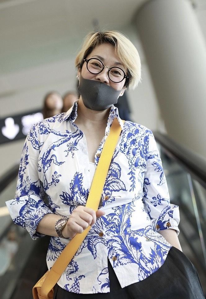 56岁毛阿敏罕见露面,穿衬衫 五分裤扮嫩走机场,无奈脸有点浮肿