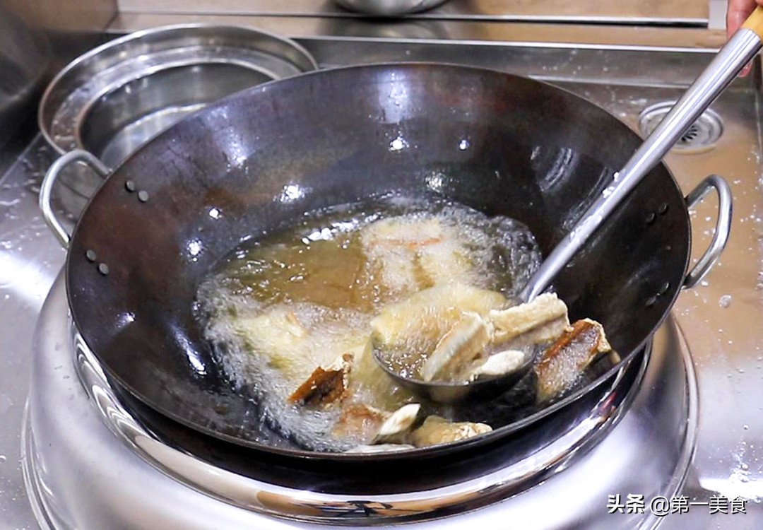 带鱼怎么做才好吃，厨师长分享饭店秘制做法，鲜香入味，酱香浓郁