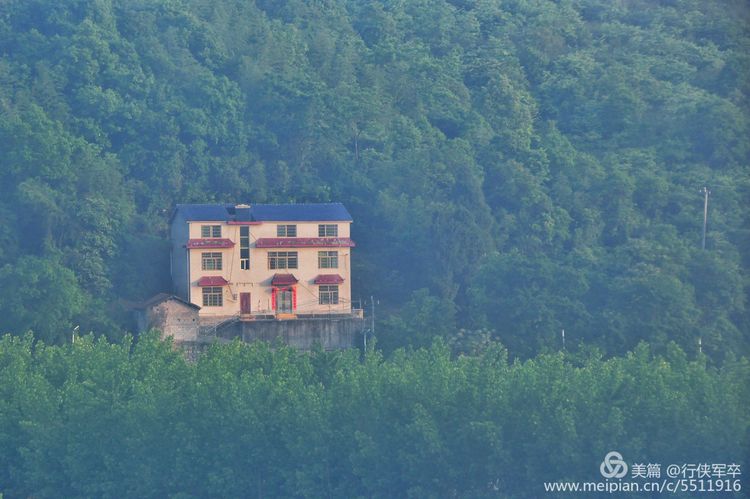 玉壶峰下松涛起，天界佛国掸尘埃！走遍千山万岭，唯天门山独有