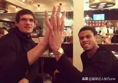 nba球星哪些手掌很小(NBA巨人的手掌多大！张伯伦2根手指抓球，奥尼尔拿麻将超“迷你”)