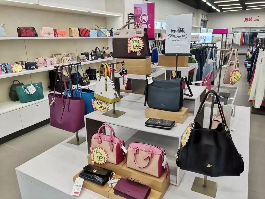 唯品会线下探店：将品牌做成地摊货，你买不买？