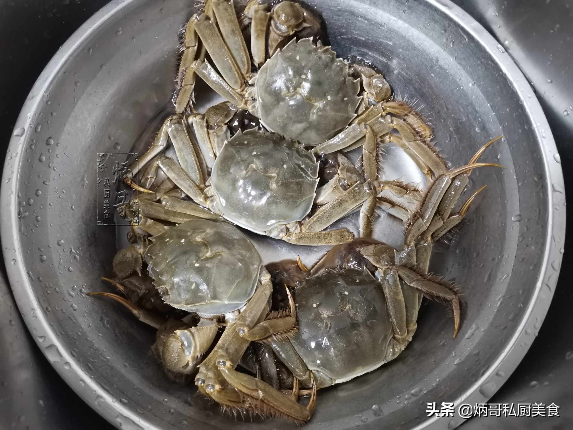 煮大闸蟹，是冷水下锅还是热水下锅，饭店厨师：做错了蟹腿掉光光