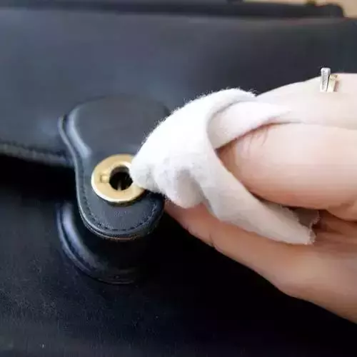 上万元的包包可别糟蹋了，这样保养，再背10年都不会烂！