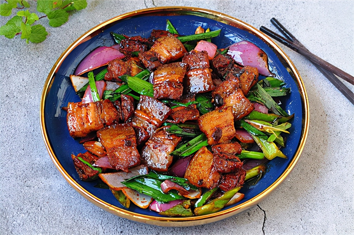 湖南妹子教你做回锅肉，不油不腻入口即化，冬天吃它最解馋