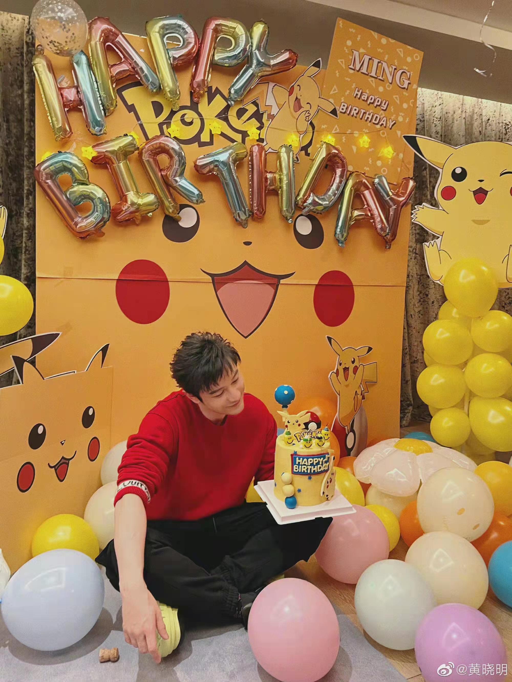 黄晓明生日小海绵送手写祝福，baby也节目秀恩爱，一家三口太幸福