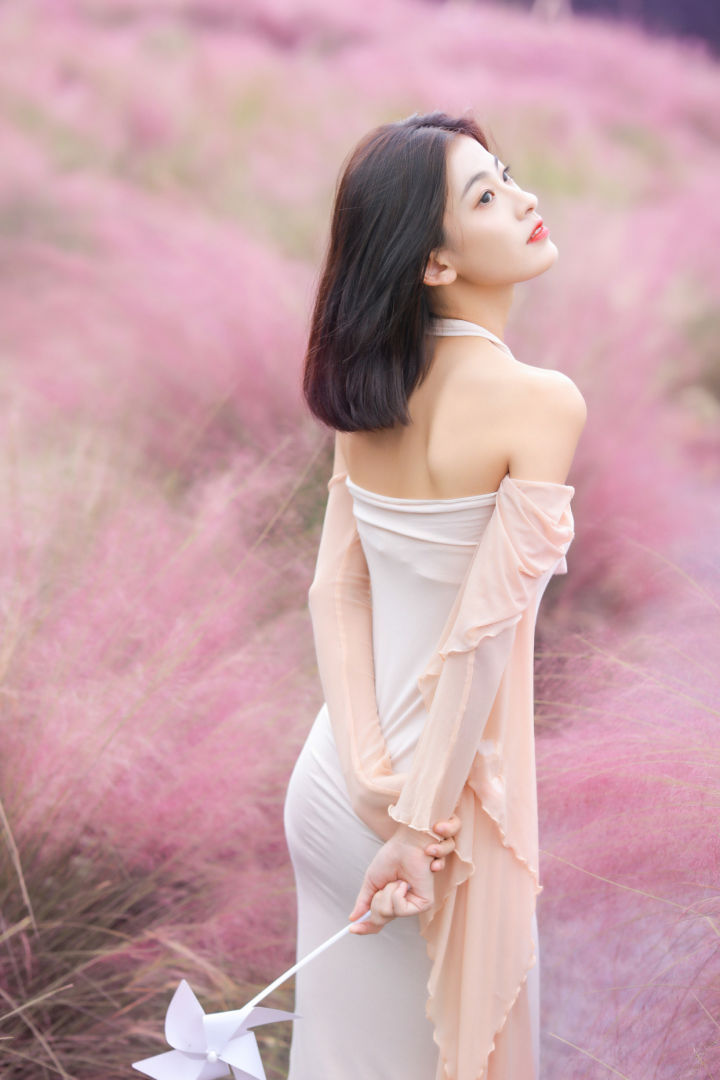 粉黛花海怎样摆姿势才好看?学会7个姿势,拍照景美人也美