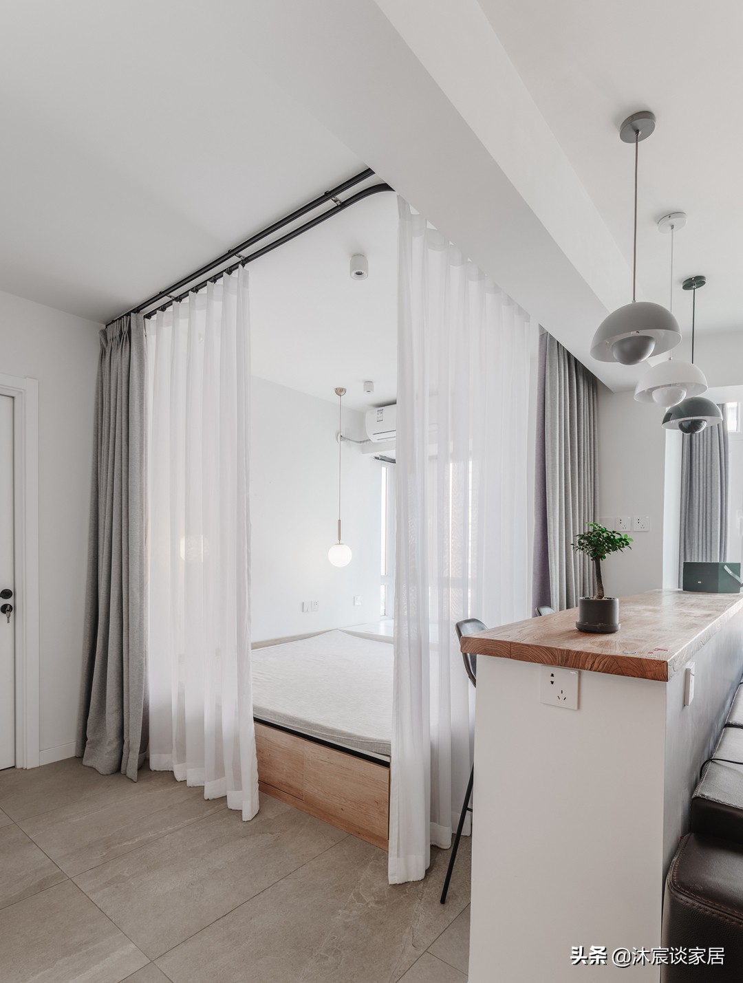 她家看着平淡，但简洁清爽，用窗帘隔出一间卧室，温馨且幸福