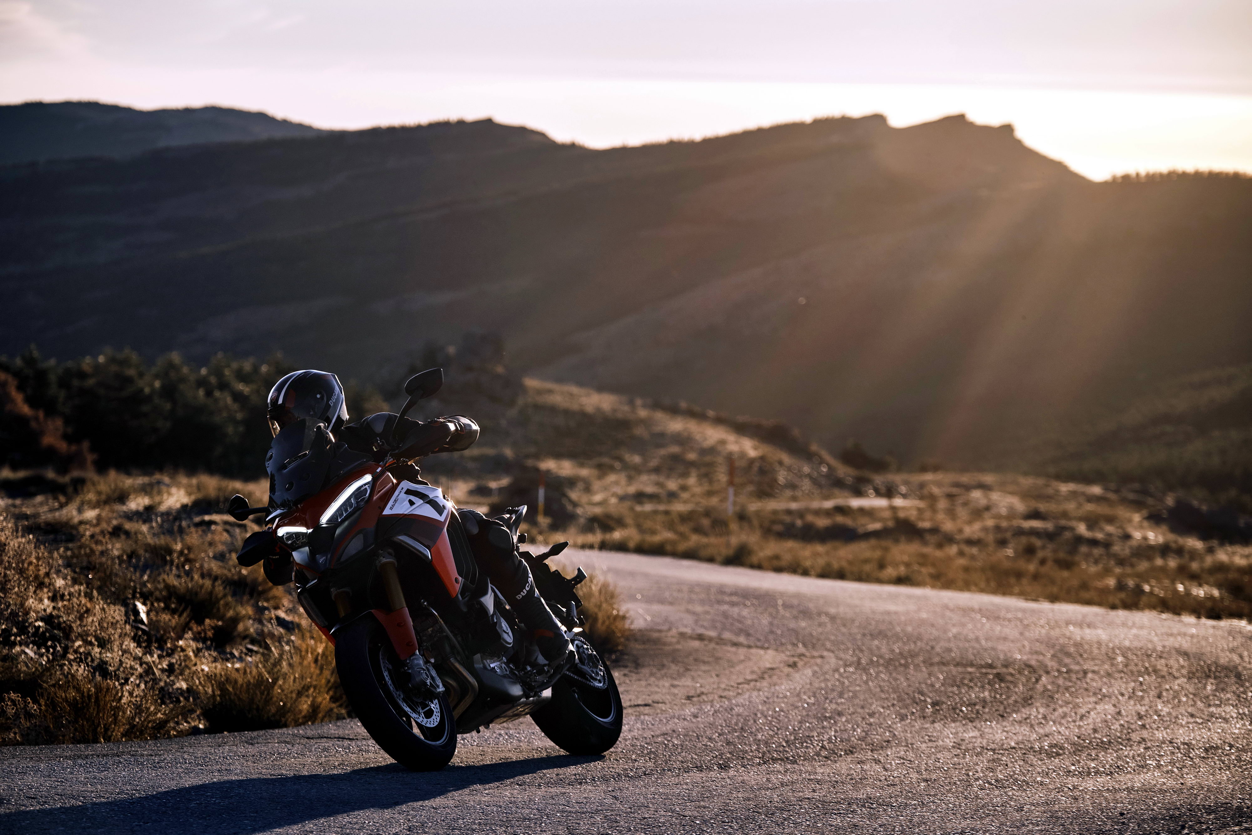 杜卡迪 2022 Multistrada V4 派克峰版 户外特写
