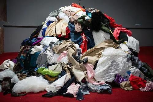 回收旧衣服赚钱的方式有哪些？目前回收多少钱一吨？这里有答案