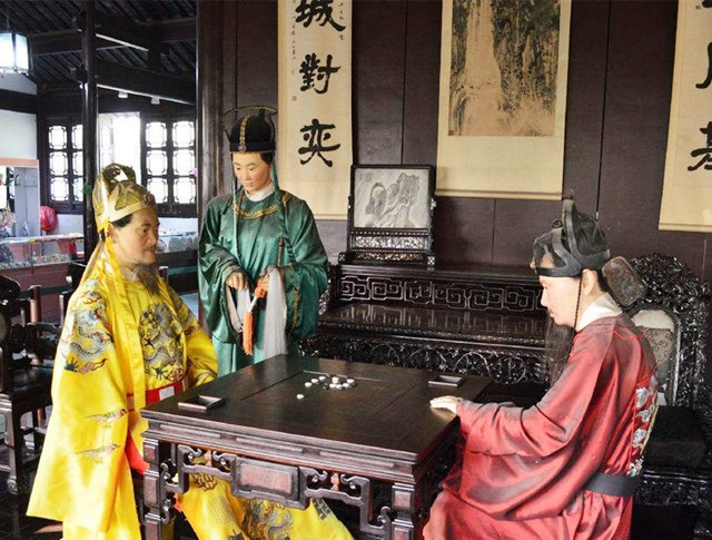 一个小官遇见了朱元璋，不认识朱元璋还跟他喝酒，结果官升十级