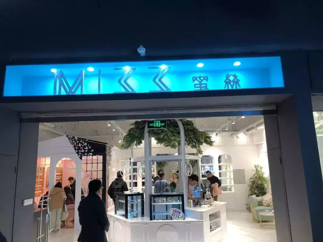 东方影都茂“光影市集”即将开业，自媒体探店先睹为快，福利等你拿