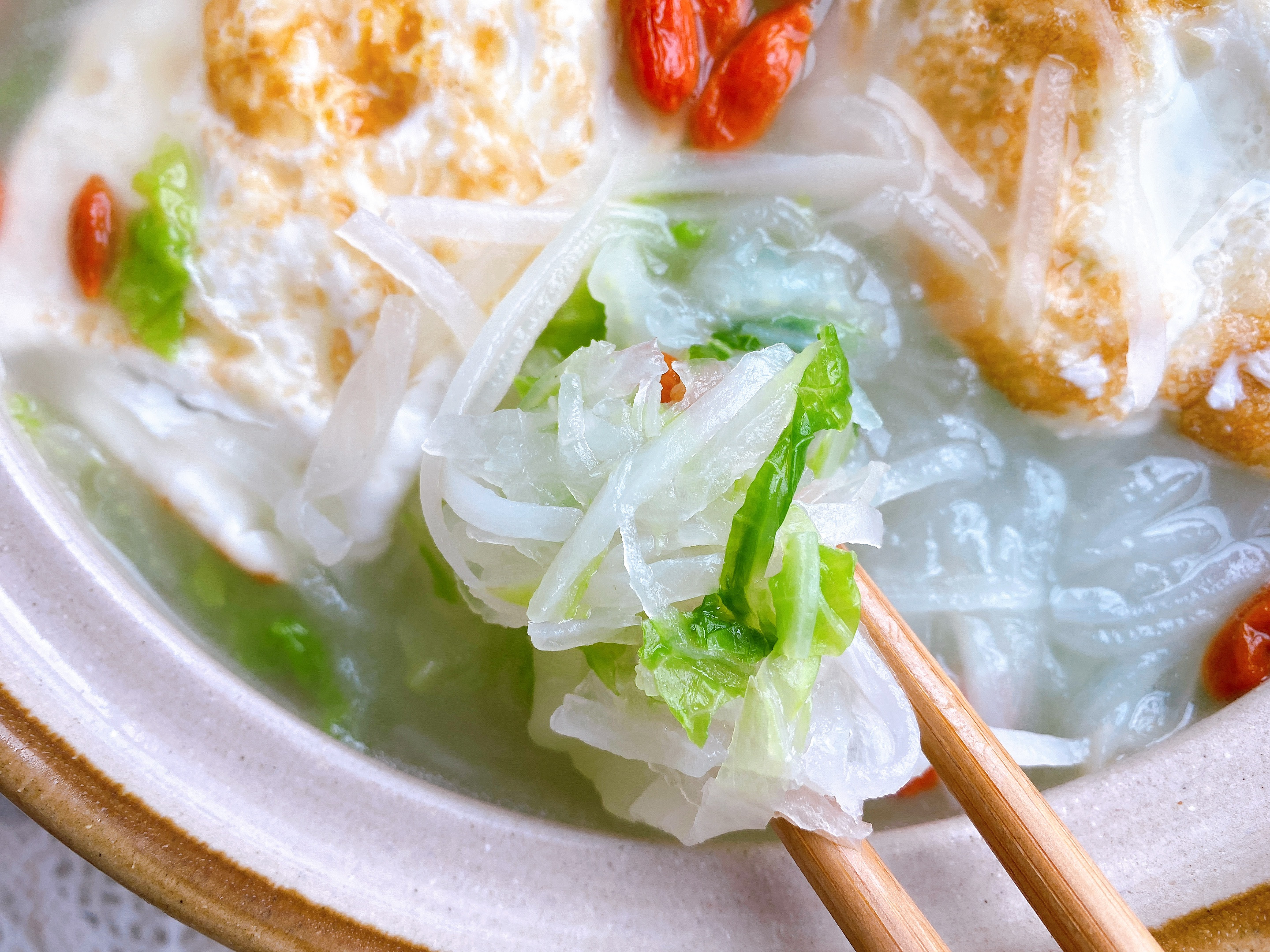 冬天要多喝这“2白汤”，荤素搭配，汤色浓白不油腻，10分钟完成